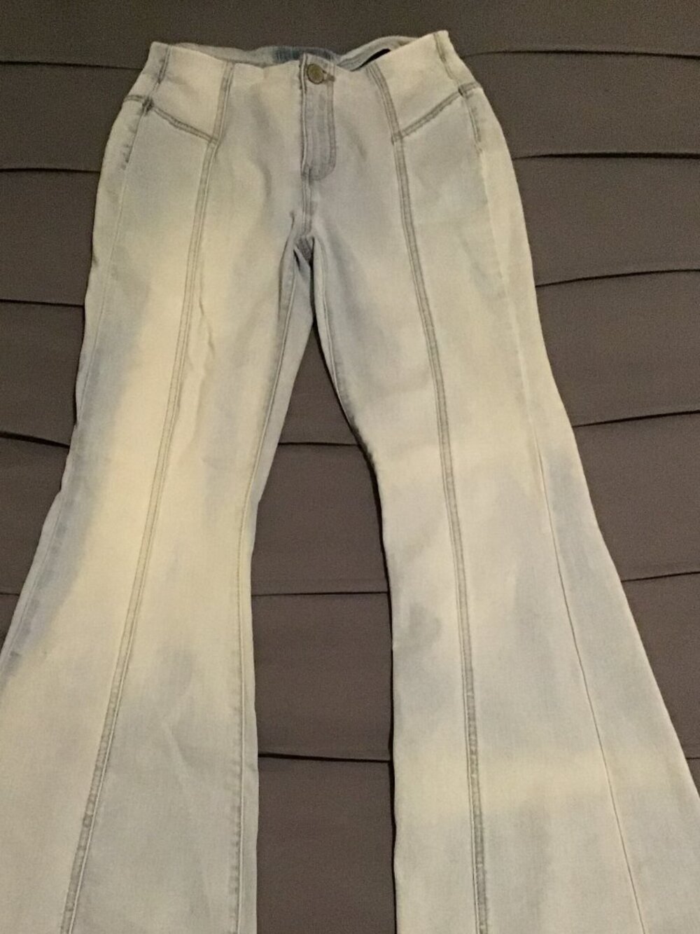 Light Wash Denim Bell Bottom / Flare Jeans 🤍💙